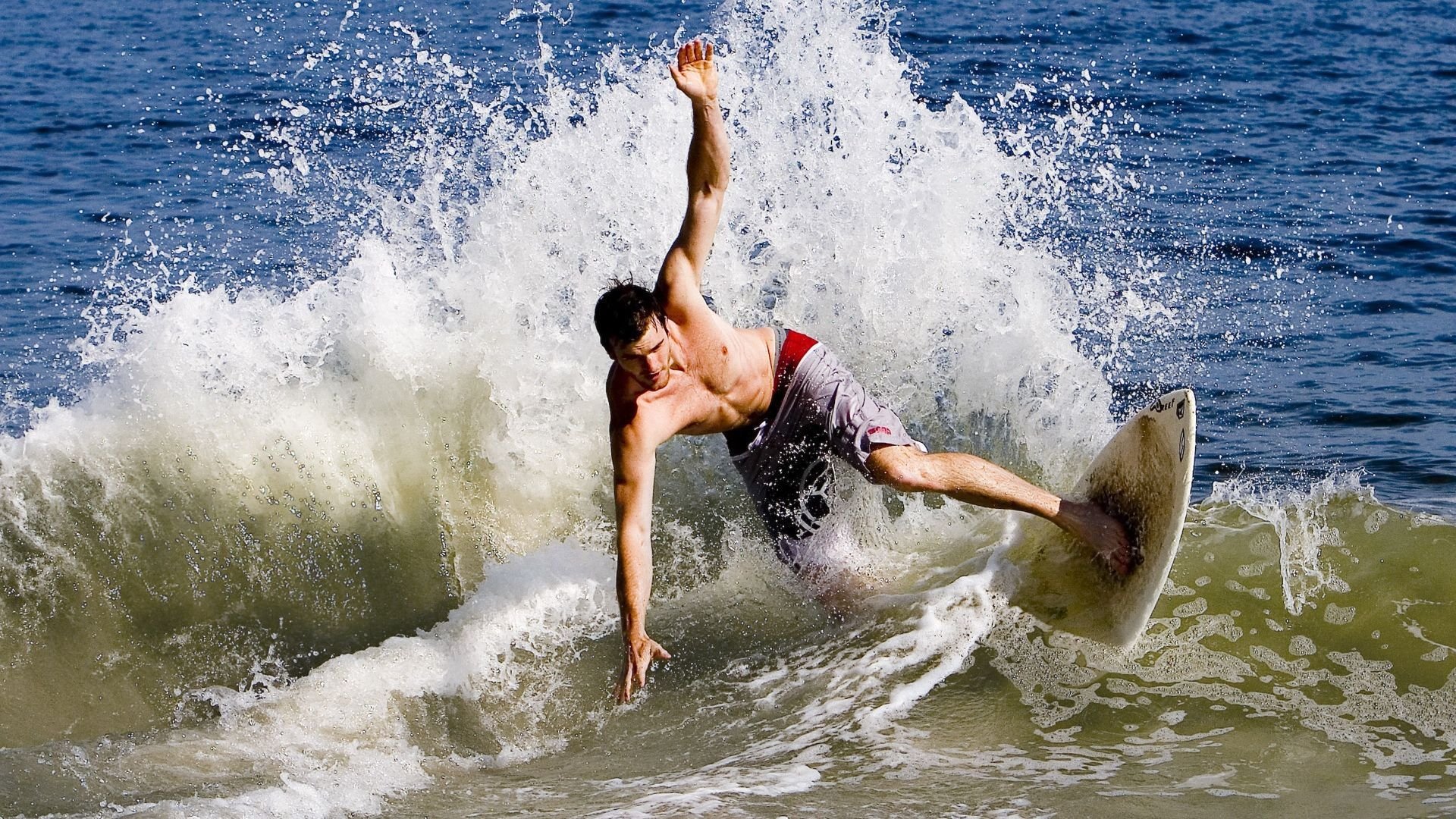 九游电脑版-新西兰全黑队的传球与突破紧密结合，始终保持高压态势，新西兰全黑队队员介绍